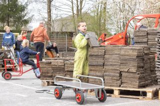 Primair Onderwijs - buitenlokaal - schoolpleinen - jongen tilt tegel